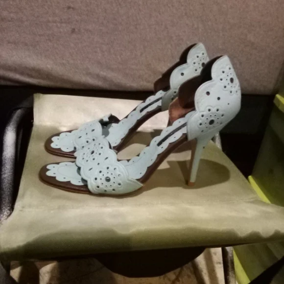 Heels - Picture 2 of 3